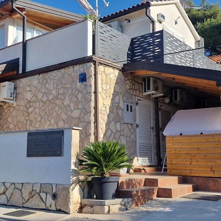Apartmani Dutkovic Vrboska Eksteriør billede